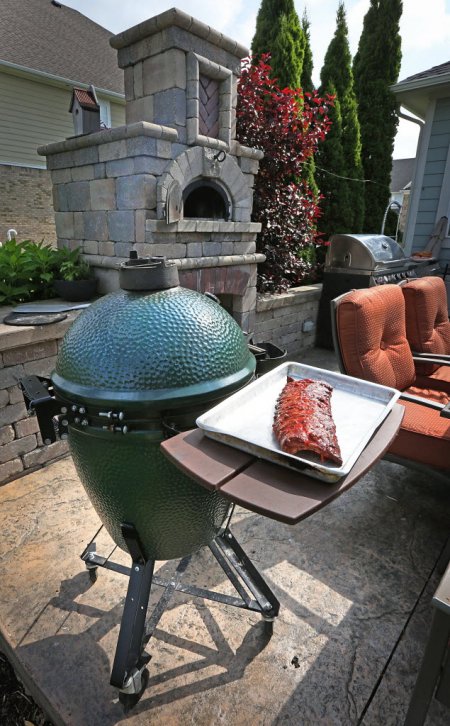 Big green egg with ribs