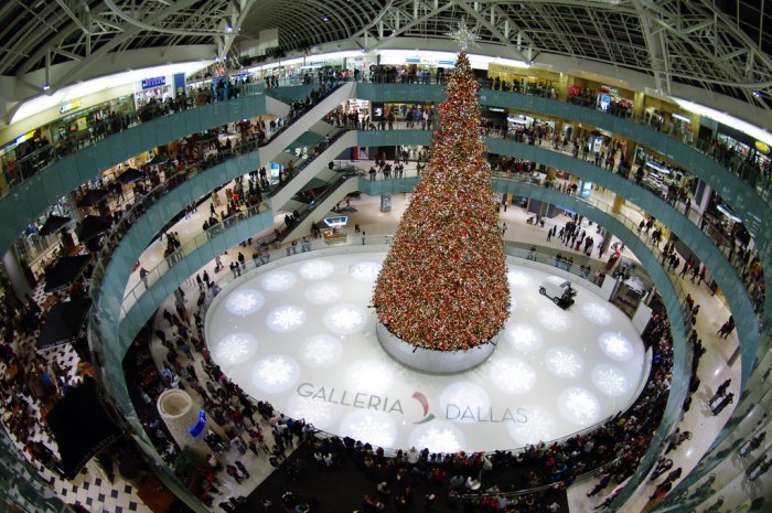 The four-story Galleria Dallas Christmas tree in Dallas, Texas. (Photo courtesy of Wikimedia Commons)