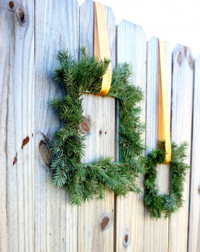 Make a fake wreath out of old paint sticks for Christmas. (Image courtesy of Oh My Creative)