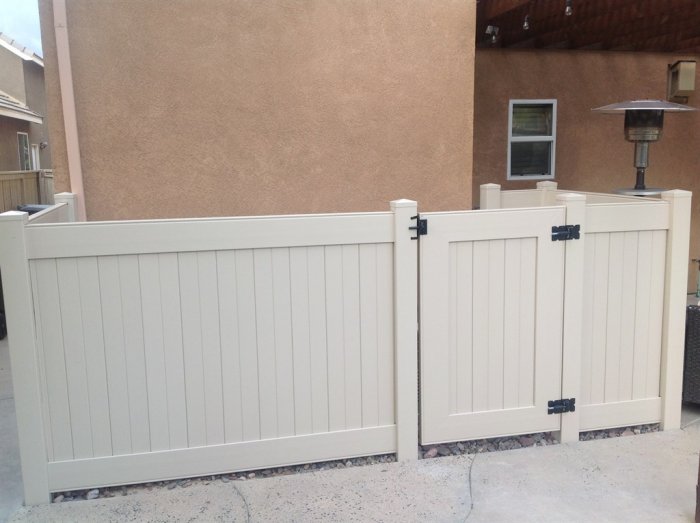 white vinyl fence