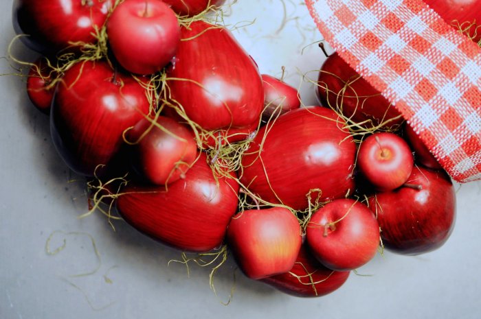 making DIY apple wreath