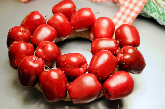 making DIY apple wreath
