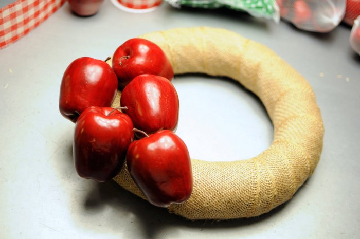 making DIY apple wreath