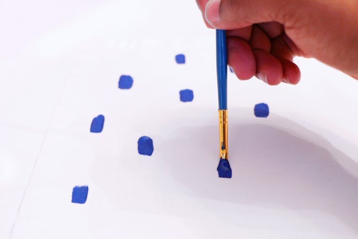 painting dots on cloth napkins