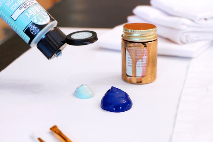 squeezing paints onto work surface