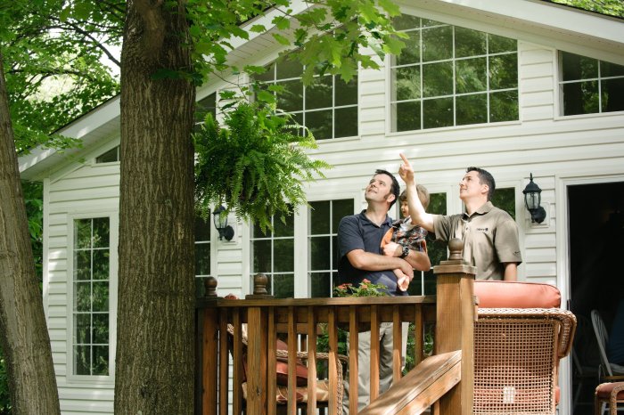 arborist inspecting tree with family
