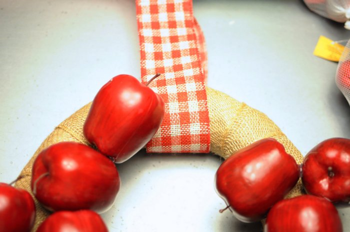 making DIY apple wreath