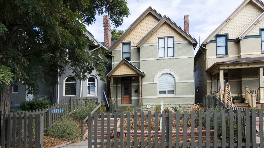 home exterior with picket fence