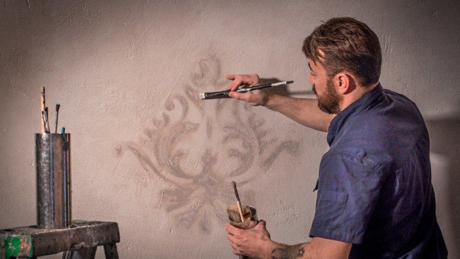 Silver Crow Studios' Sean Sheppard finishes a wall with Venetian plaster