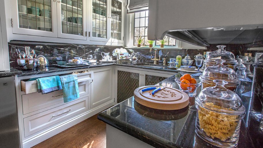 2016 Decorators' Show House butler's pantry designed by Charles Mayer & Company.
