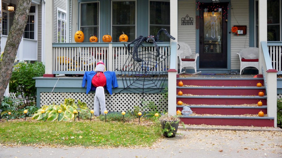 Front Porch Halloween Decoration Ideas / Halloween Porch Decor How To Decorate Your Front Porch For Halloween - Large diy pumpkins are tried and tested to be super effective scary halloween porch decorating ideas.