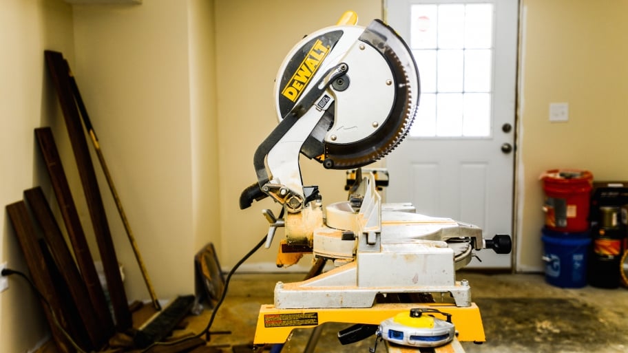 Remodeler's mitre saw