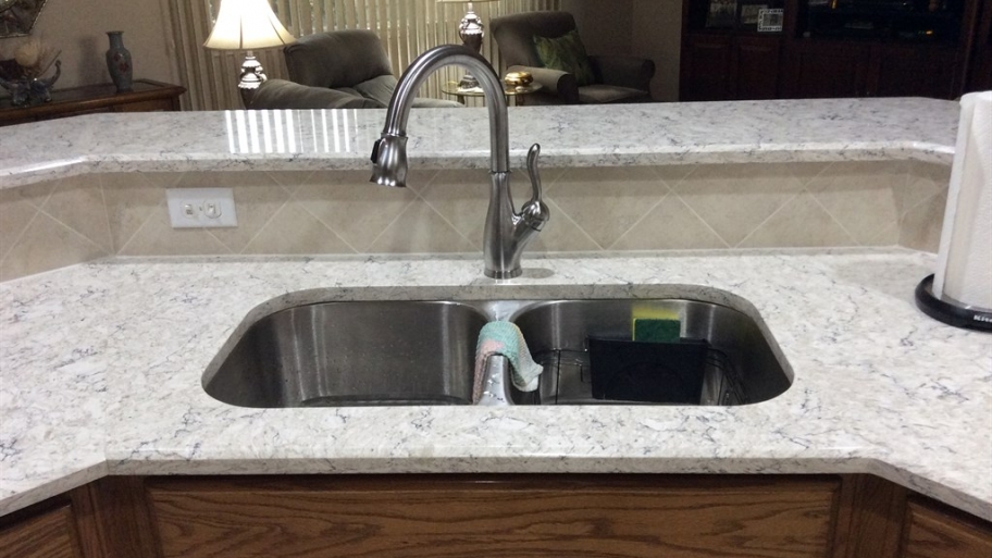 Pros Reveal Por Kitchen Remodel Countertops Angie S List A Dallas Countertop Expert And An Indianapolis Installer Talk About The Pros Cons Of Granite Quartz Laminate For Kitchen Remodels