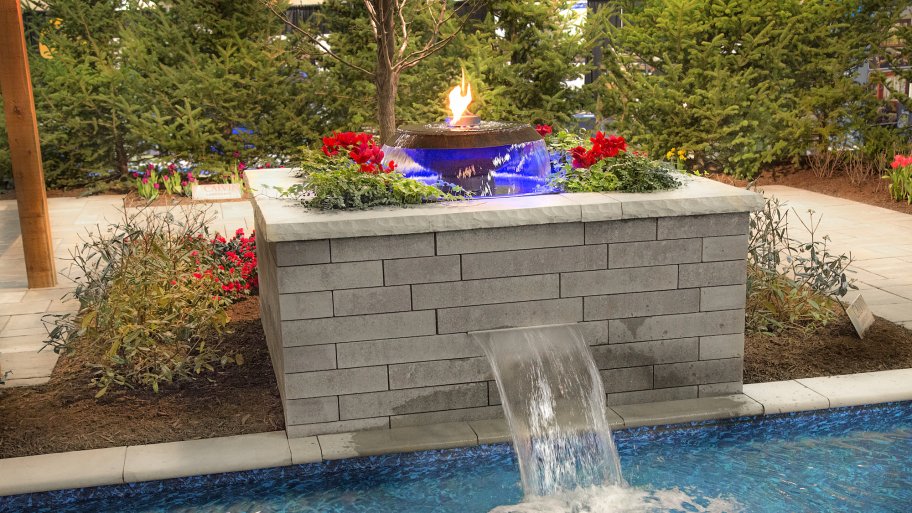 pool with fountain