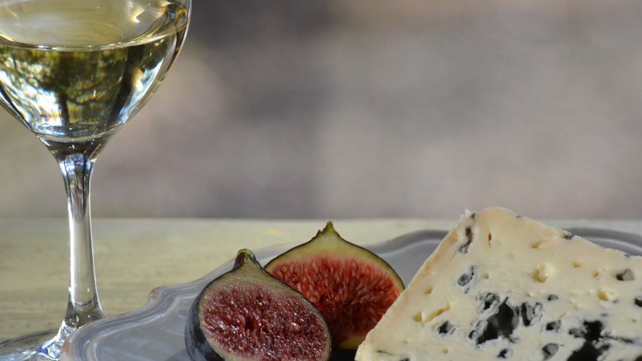 wine with fig and blue cheese