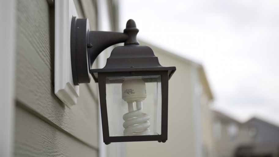 Ask Angie Why Do My Cfl Bulbs Flicker S List Ask Angie Why Do My Cfl Bulbs Flicker Outdoor Light