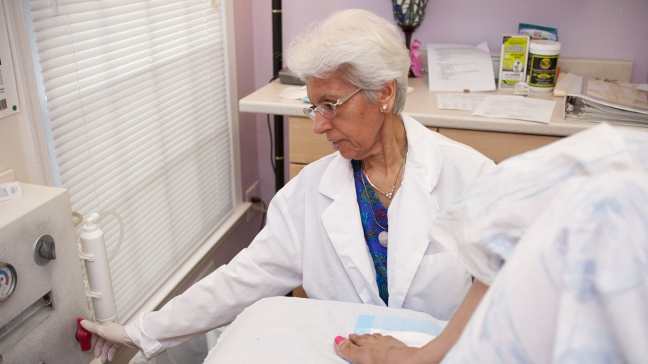 Dr. Sharda Sharma performing colon cleanse