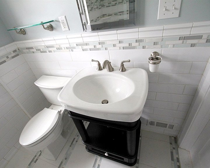 bathroom with neutral tile colors