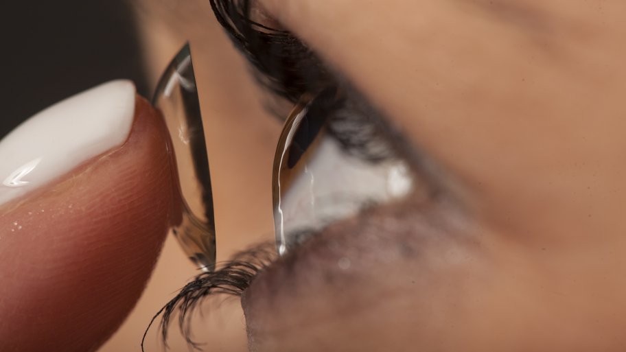 contact lense on eyeball